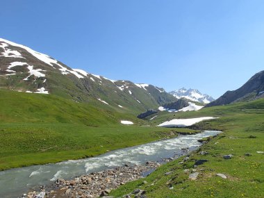 Yüksek dağlar Pyrenees, çayırlar ile hala yaz ve onun tezcan kar yağdı.