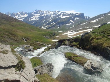 Yüksek dağlar Pyrenees, çayırlar ile hala yaz ve onun tezcan kar yağdı.