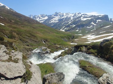Yüksek dağlar Pyrenees, çayırlar ile hala yaz ve onun tezcan kar yağdı.