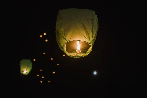 Lanterne Tailandesi Lanciate Aria Notte — Foto Stock