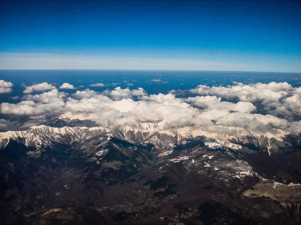 Снежные Горы Среди Облаков — стоковое фото