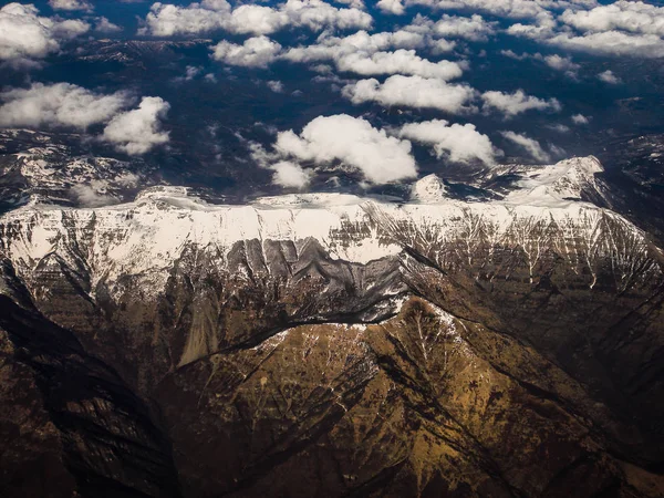 Montañas Nevadas Entre Nubes Vista Aérea — Foto de Stock