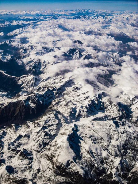 Montañas Nevadas Entre Nubes Vista Aérea — Foto de Stock