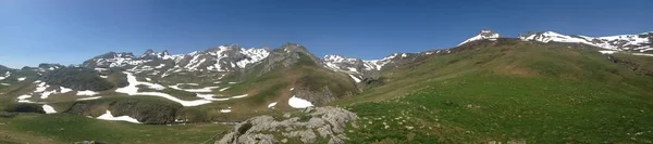Hautes Montagnes Des Pyrénées Avec Des Prairies Encore Enneigées Été — Photo