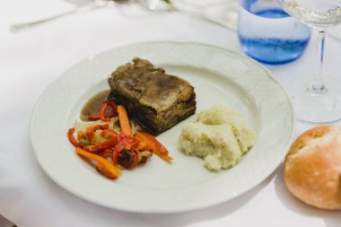 Bir olay veya düğün sırasında ana yemek