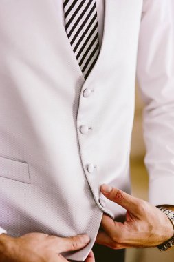 zarif kravat ile takım elbise