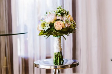 Bir düğün için renkli izole gelin buketi