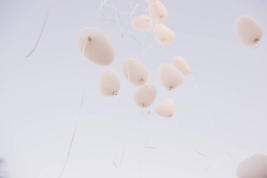 Pembe ve beyaz balonlar için eğlenceli etkinlikler ve kutlamalar