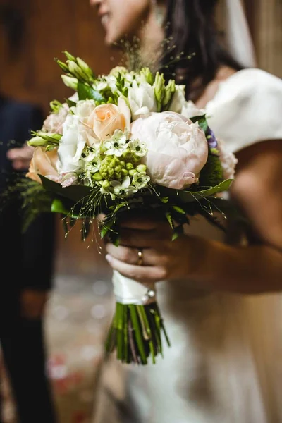 Brautstrauß Den Sie Bei Ihrer Hochzeit Mit Den Händen Hält — Stockfoto