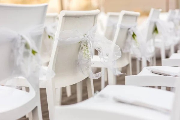 Moderm Leere Holzstühle Für Veranstaltungen Und Hochzeiten — Stockfoto