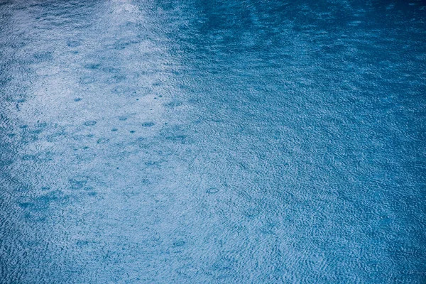 Água Com Ondas Pequenas Gotas Chuva Uma Piscina Com Fundo — Fotografia de Stock