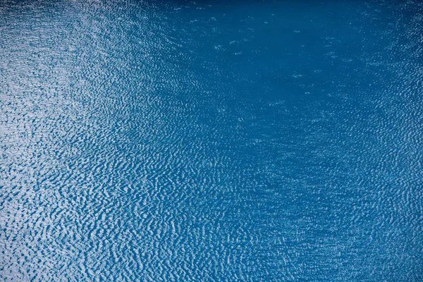 Wasser Mit Kleinen Wellen Und Regentropfen Auf Einem Pool Mit — Stockfoto