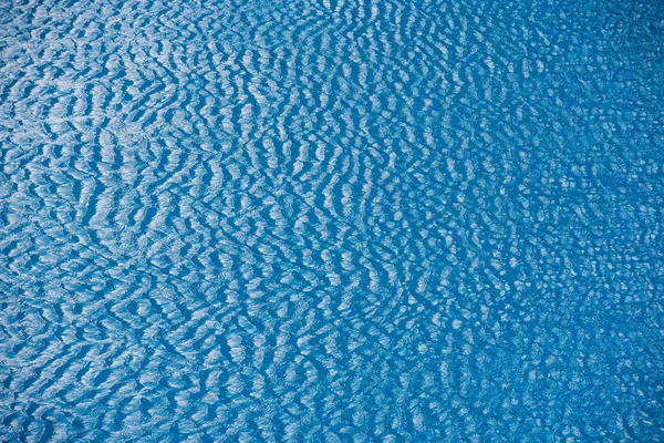 Νερό Μικρά Κύματα Και Σταγόνες Βροχής Μια Πισίνα Φόντο Μπλε — Φωτογραφία Αρχείου