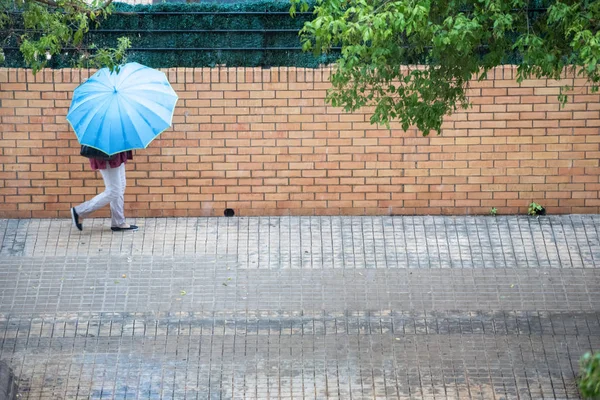 Femme Avec Parapluie Courant Dans Les Rues Tandis Que Fortes — Photo