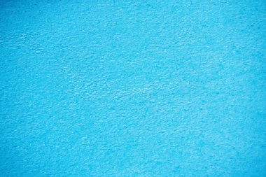 Küçük dalgalar ve bir havuz mavi doku arka plan üzerinde yağmur damlaları ile su