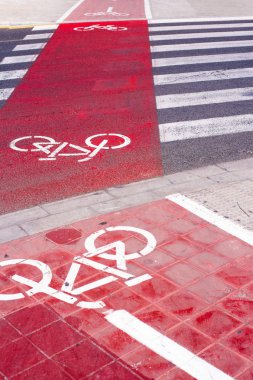 İşaret ve bisiklet lane işaretler kentsel bir şehrin sokaklarında asfalt üzerine boyalı