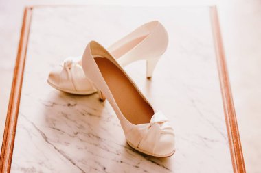 Bir odada izole onların düğün düğün ayakkabıları