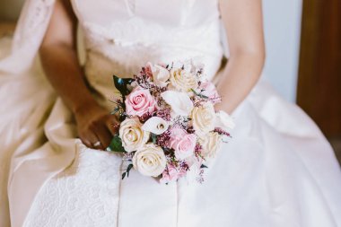 Onun tarafından elleri düğündeki düzenlenen gelin buketi