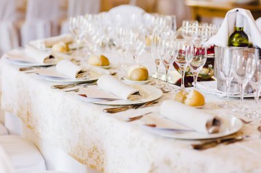 Çatal bıçak takımı ve vintage ayrıntıları içeren bir düğün centerpieces dekorasyon.