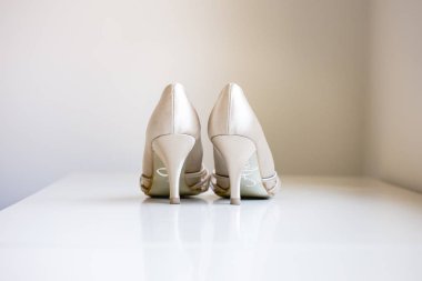 Bir odada izole onların düğün düğün ayakkabıları