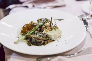 Bir olay veya düğün sırasında ana yemek