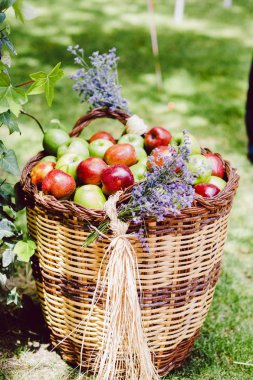 Rustik bir açık hava düğün doğal motifleri ve çiçeklerle dekorasyon.