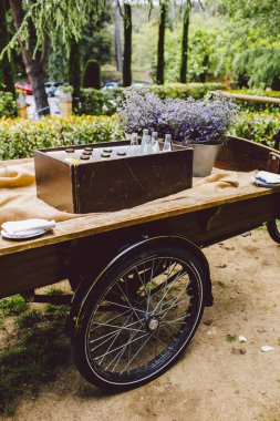 Bir düğünde dekorasyon için kullanılan taşıma mal eski ahşap sepeti.