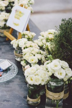 Rustik bir açık hava düğün doğal motifleri ve çiçeklerle dekorasyon.