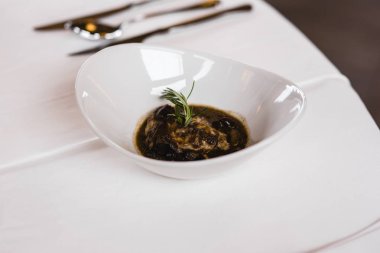 Bir olay veya düğün sırasında ana yemek