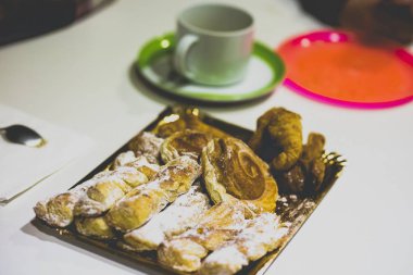 Çikolata. Lezzetli tatlı büfesi çörekler ve jöle fasulye ile