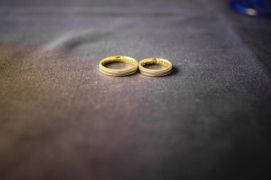 Gümüş ve altın alyans