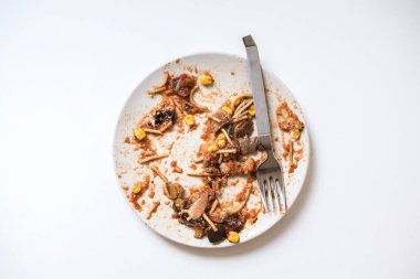 Noddles tabak atmak için kirli ve boş hazır bitmiş