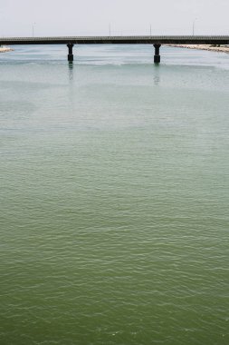 Büyük yolu köprü gün araba olmadan Nehri üzerinde.