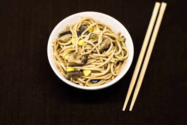 Placa Fideos Asiáticos Tazón Redondo Blanco Con Palillos — Foto de Stock