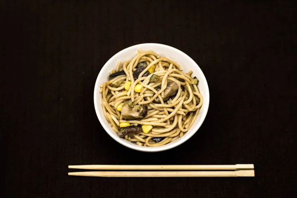 Placa Fideos Asiáticos Tazón Redondo Blanco Con Palillos — Foto de Stock