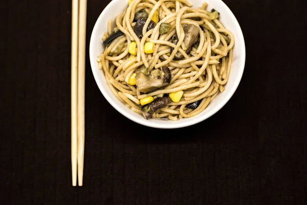 Placa Fideos Asiáticos Tazón Redondo Blanco Con Palillos — Foto de Stock