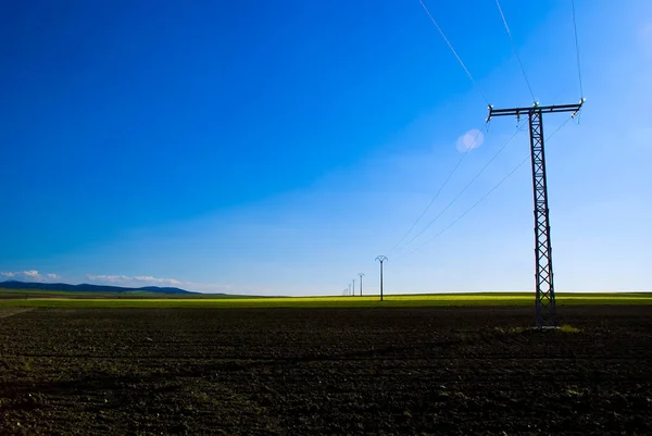 Vista Campo Cultivo Colorido Com Torres Eletricidade — Fotografia de Stock