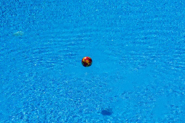 Футбольный Мяч Плавающий Бассейне — стоковое фото