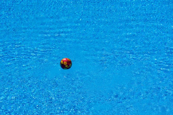 Bola Futebol Flutuando Uma Piscina — Fotografia de Stock