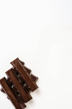 Saf siyah çikolata bar yığını