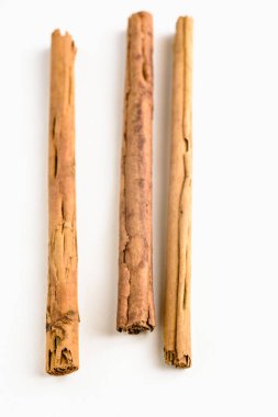 Tarçın beyaz arka plan ve boşluk yığını