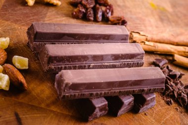 Siyah çikolata tarçın ve fındık ile tabak