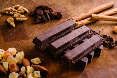 Siyah çikolata tarçın ve fındık ile tabak