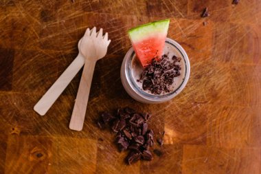 Çikolata, tarçın, karpuz ve meyve meyve yüzlü