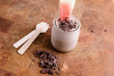 Çikolata, tarçın, karpuz ve meyve meyve yüzlü