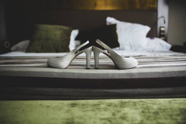 Bir odada izole onların düğün düğün ayakkabıları