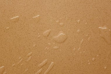 Su damlaları ve bir mutfak su sıçramalarına