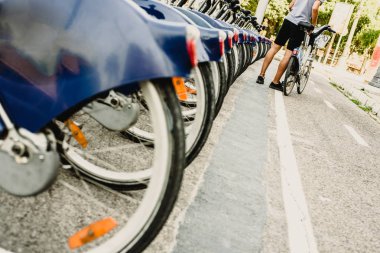 Sokakta kiralık bisikletler