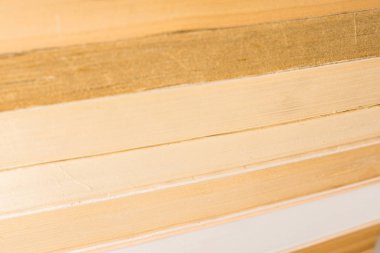 Beyaz arka plan boşluk ile birçok yığılmış kitaplar