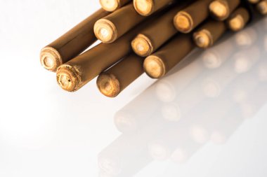 Beyaz arka plan üzerinde Maya ve Perulu geleneksel Pan flüt